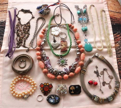 Biete ein modeschmuck konvolut - ein,